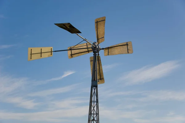 Nahaufnahme Einer Windkraftanlage Vor Blauem Himmel — Stockfoto