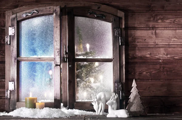 Kerstversiering Sneeuw Gevormd Rendieren Kerstboom Verlichte Kaarsen Vintage Houten Raamkozijn — Stockfoto