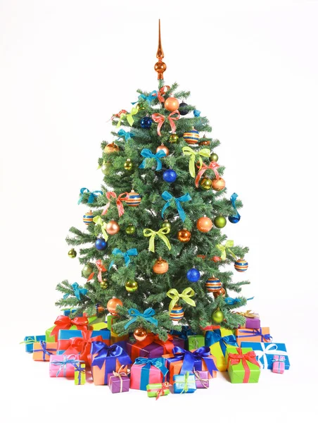 Beyaz Arkaplanda Sunumlarla Süslenmiş Evergreen Noel Ağacı — Stok fotoğraf