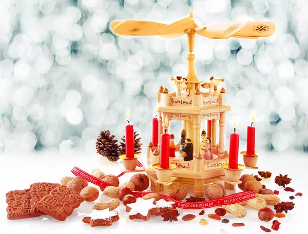 Candeeiro Madeira Artesanal Rústico Com Velas Natal Vermelhas Festivas Nozes — Fotografia de Stock