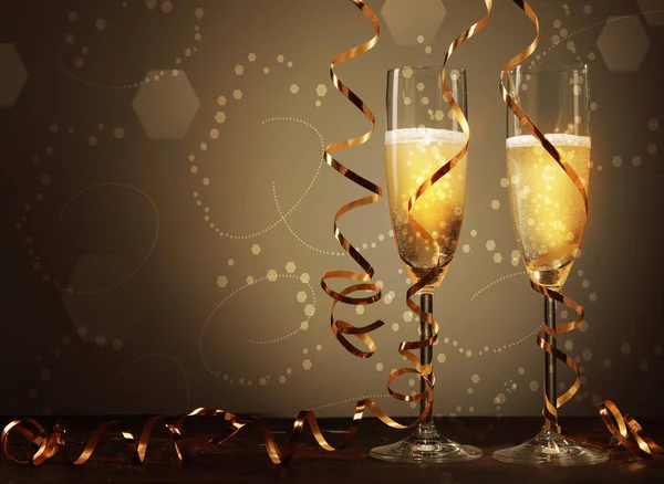 Conceptuele Gouden Bruine Wijn Elegant Glas Met Spiraalvormige Dunne Wikkel — Stockfoto