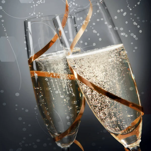Флейты Искр Золотого Шампанского Пузырьками Завернутыми Золотую Ленту Отпраздновать Свадьбу — стоковое фото