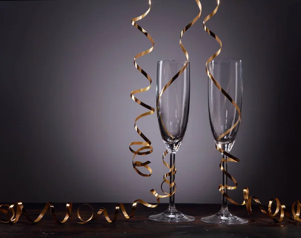 Due Romantici Flauti Vuoti Champagne Eleganti Con Nastro Oro Piedi — Foto Stock