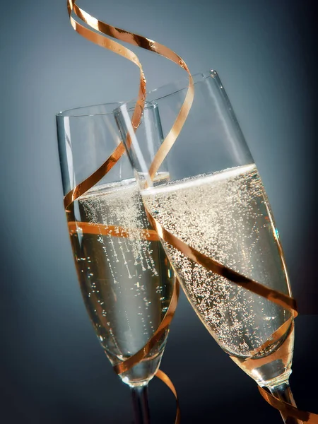 Roosteren Met Sprankelende Gouden Champagne Glazen Fluiten Omwikkeld Met Elegant — Stockfoto