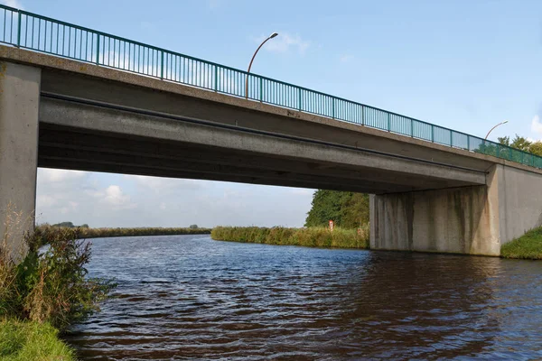 Yeşim Taşı Kanalı Üzerine Köprü — Stok fotoğraf