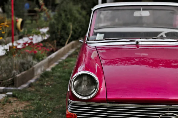 Старый Красный Автомобиль Дороге — стоковое фото