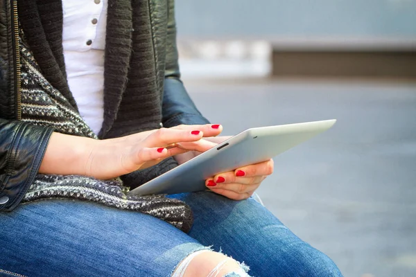 Mujer Moderna Joven Con Tableta — Foto de Stock