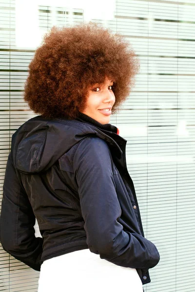 Adolescente Com Penteado Afro Cidade — Fotografia de Stock