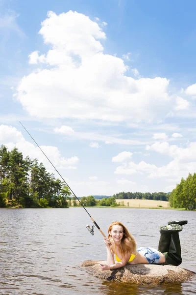在夏天在池塘钓鱼的年轻女人 — 图库照片