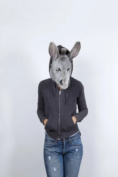 Mulher Usando Uma Máscara Burro Mimetizando Cultura Hip Hop Ela — Fotografia de Stock