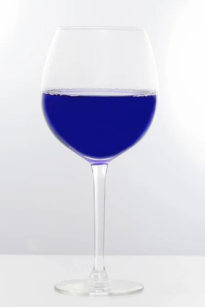Vidrio Vino Lleno Líquido Azul — Foto de Stock