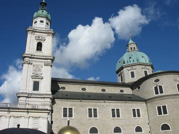 Salzburg Katedrali Altın Topun Üstündeki Adam — Stok fotoğraf