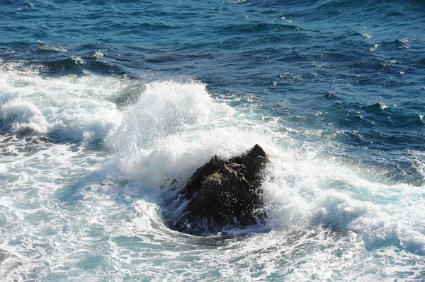 青い海の水自然旅行の波 — ストック写真