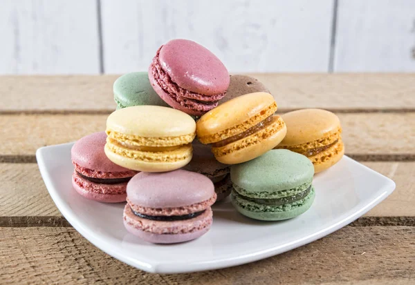 Plate Macaroons Placed Small Wooden Box — Stock Photo, Image