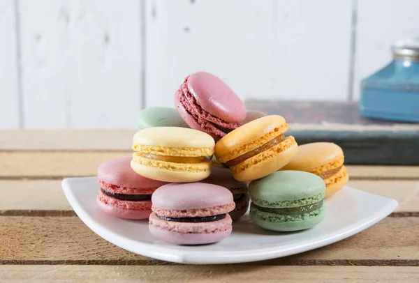 Plate Macaroons Placed Small Wooden Box — Stock Photo, Image