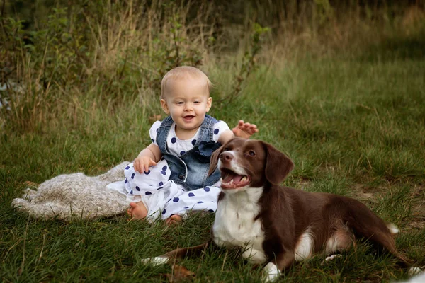 Retrato Bebê Com Cão Lago Outono — Fotografia de Stock