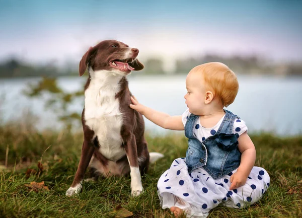 Retrato Bebê Com Cão Lago Outono — Fotografia de Stock