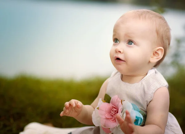 Porträtt Ett Gulligt Småbarn Gott Humör Vid Sjön — Stockfoto