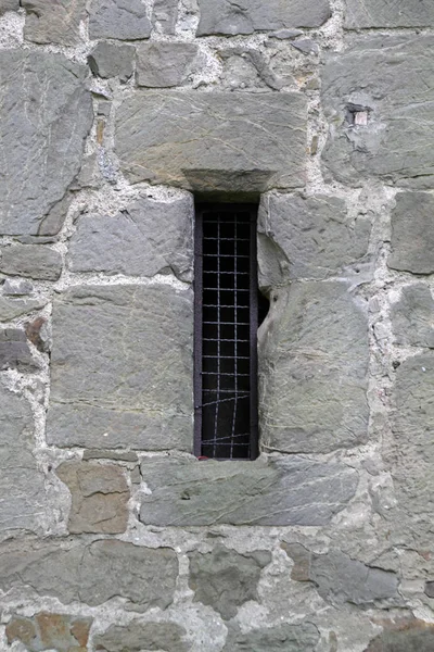 Enge Vergitterte Fensteröffnung — Stockfoto