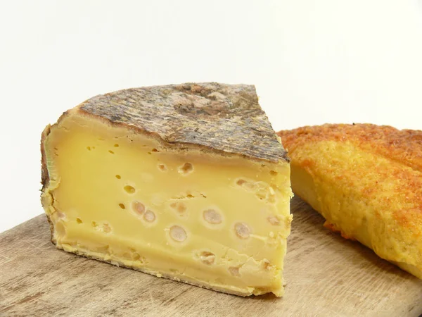 木の板の上のチーズとパン — ストック写真