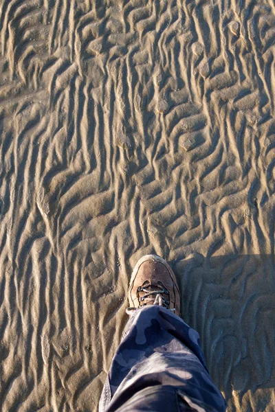 Vandringsstövel Med Ben Plan Visar Stående Sand Krusning Uppenbarligen Havet — Stockfoto