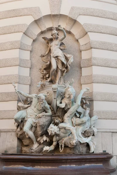 位于霍夫堡米哈伊尔翼外侧的米哈伊尔广场的喷泉 与巨人和海怪在一起的雕像 讲述了船的船头上的澳大利亚特征 — 图库照片