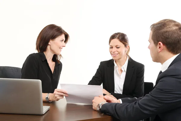 Affärsteam Som Sitter Vid Bordet Och Diskuterar Kontraktet — Stockfoto