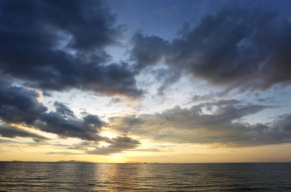 Ηλιοβασίλεμα Στη Θάλασσα Στην Ταϊλάνδη Για Koh Samui — Φωτογραφία Αρχείου