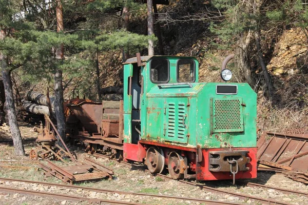 森の中の古い列車は — ストック写真