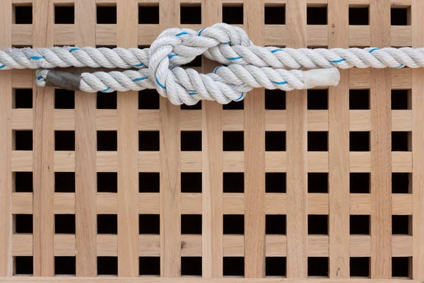 Kreuzknoten Auf Teakholz Gittern — Stockfoto