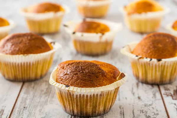 Muffins Con Vela Los Sostenedores Del Cupcake Del Papel Tabla — Foto de Stock