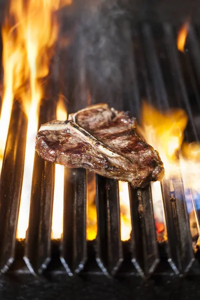 Delicioso Suculento Bife Bone Churrasco Flamejante — Fotografia de Stock