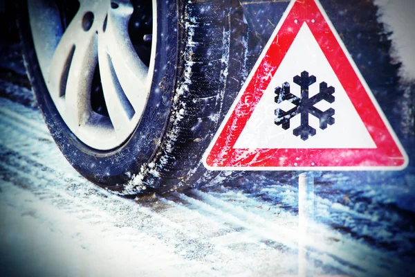 Winterreifen Mit Verkehrszeichen — Stockfoto