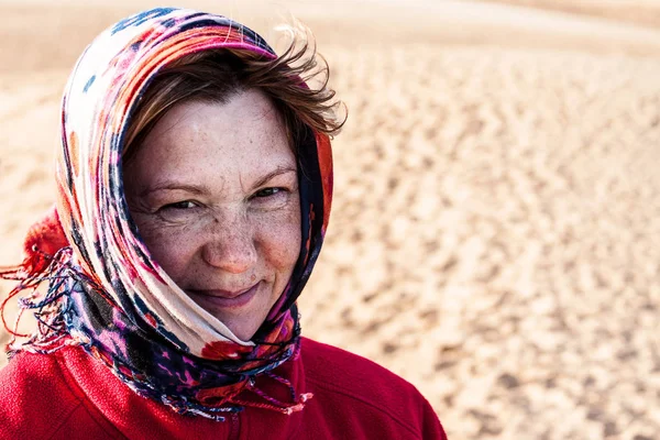 Smiling Woman Freckles Wearing Fringed Scarf Occupied Wind Sandy Background — Stock Photo, Image