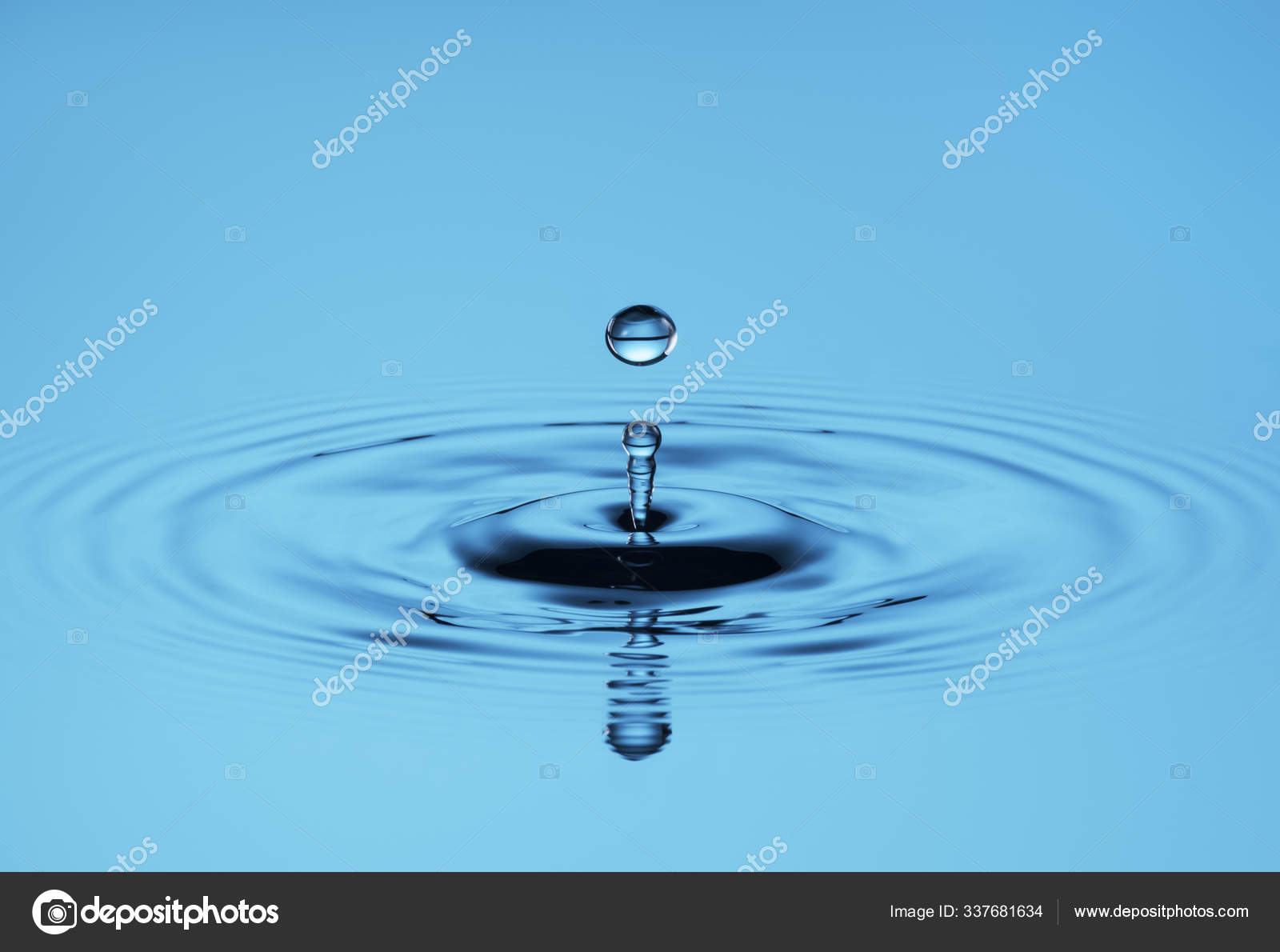 Tetesan Air Jatuh Pada Latar Belakang Biru Stok Foto C Panthermediaseller 337681634