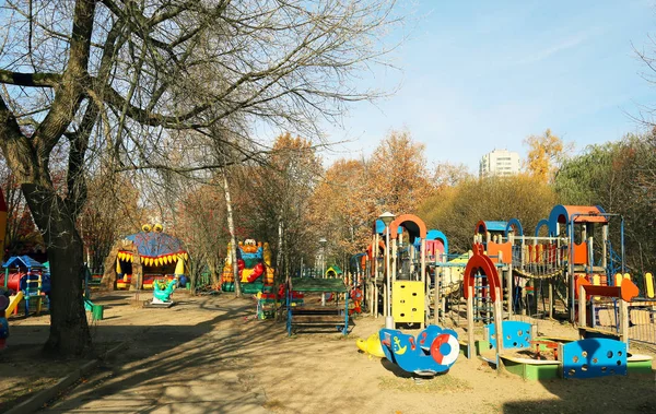 Παιδική Χαρά Ένα Πάρκο Της Πόλης Στη Μόσχα — Φωτογραφία Αρχείου