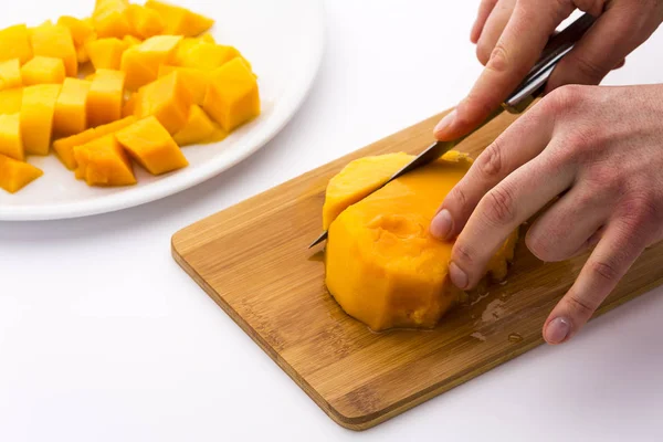 Schneiden Sie Zuerst Das Mittlere Drittel Einer Mango Mit Ihrem — Stockfoto
