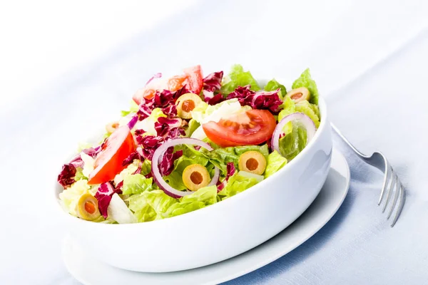 Ensalada Fresca Con Aceitunas Tomate Cebolla —  Fotos de Stock