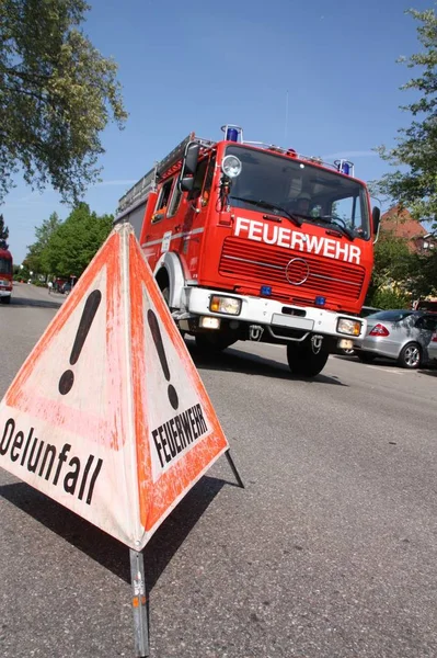 Camion Dei Pompieri Rosso Sulla Strada — Foto Stock