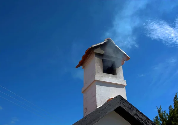 Estufa Humeante Horno Piedra Bajo Cielo Azul — Foto de Stock