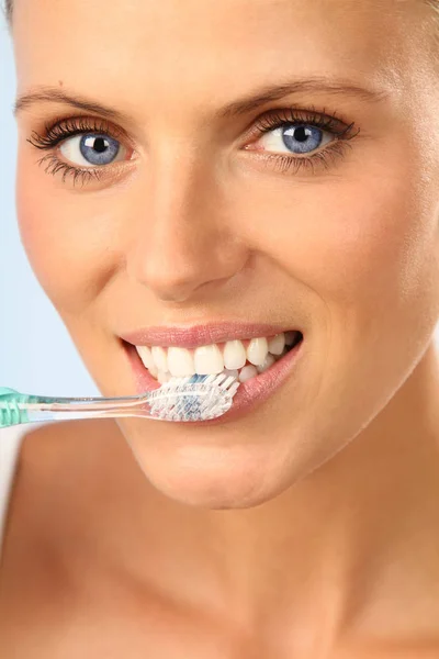 Mujer Cepilla Sus Dientes — Foto de Stock