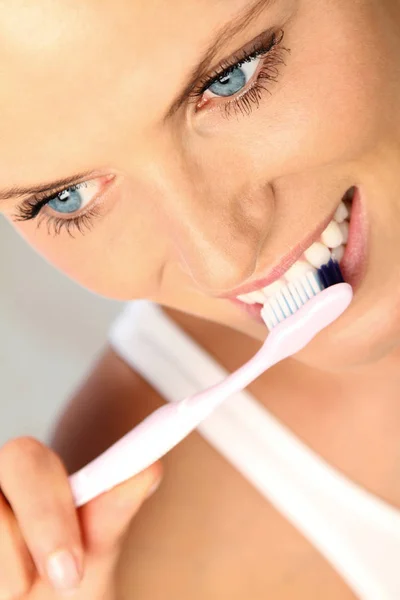 Mujer Limpiando Sus Dientes — Foto de Stock