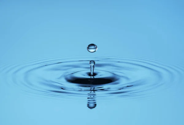 Agua Cae Sobre Fondo Azul — Foto de Stock