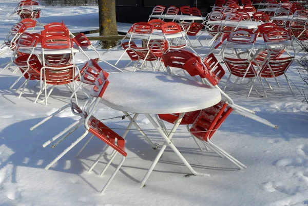Cadeiras Mesas Neve Jardim Cerveja Inverno — Fotografia de Stock