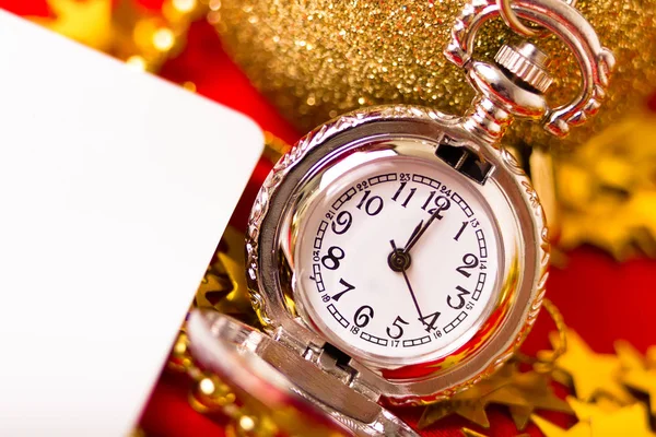 Tarjeta Navidad Reloj Bolsillo Vintage Plata Sobre Fondo Rojo Con —  Fotos de Stock