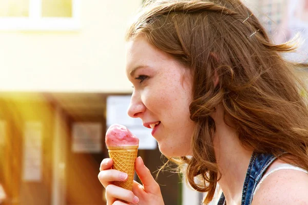 若い女性がアイスクリームを食べて — ストック写真