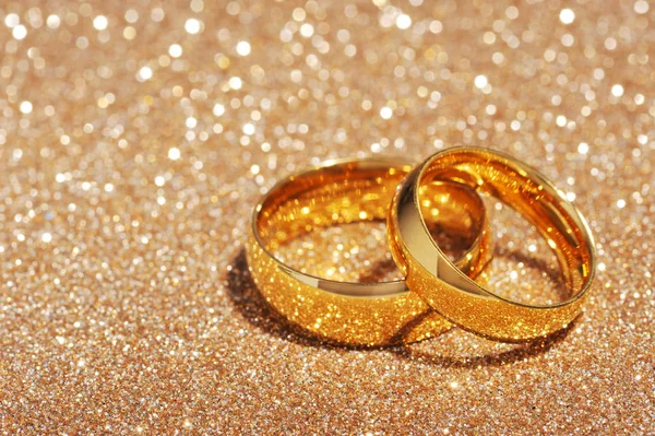 Dois Anéis Ouro Fundo Brilho Ouro — Fotografia de Stock