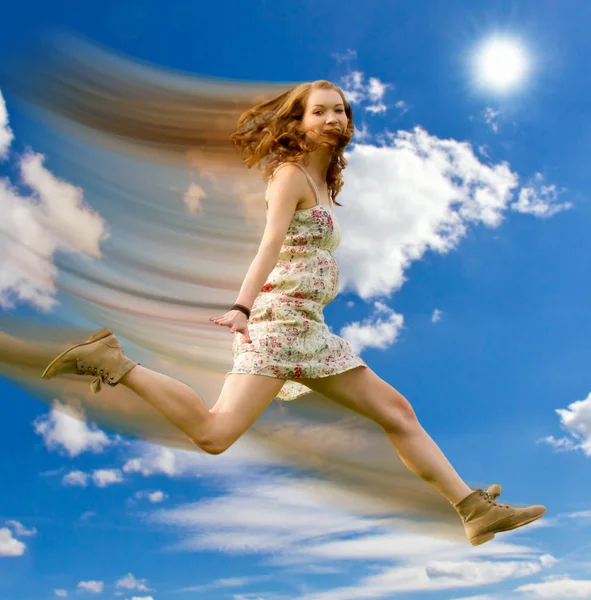 Mladá Žena Modrých Šatech Skákání Rukama Obloze — Stock fotografie