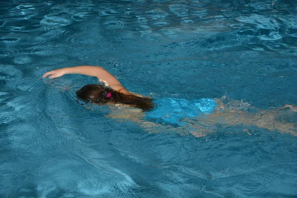 Uma Menina Treinamento Natação — Fotografia de Stock