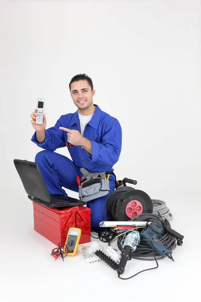 Eletricista Apontando Para Seu Celular — Fotografia de Stock